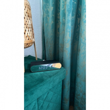 Logotrade Geschäftsgeschenke das Foto: Wecker und kabelloses Ladegerät ADELAIDE