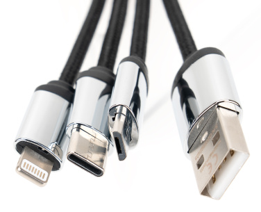 Logo trade ärikingituse pilt: 4-ühes kaabel puidust korpuses, millel on erksa logoga kujundus