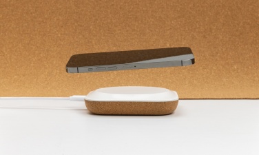 Logotrade mainoslahja ja liikelahja kuva: Oregon 10W langaton laturi RCS kierrätysmuovista ja korkista