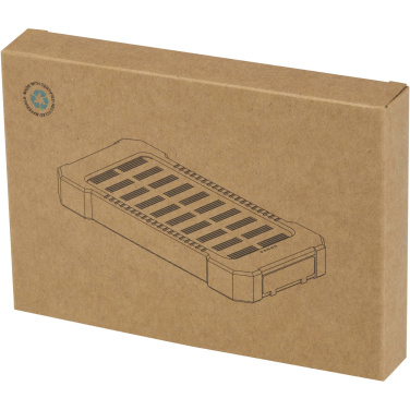 Logo trade liikelahja kuva: Altair 5 000 mAh:n ja 10 W:n kierrätysmuovista valmistettu kestävä aurinkoenergialla toimiva varavirtalähde, jossa on sisäänrakennettu taskulamppu