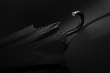 Logotrade profilprodukter bild: Swiss Peak Vero Aware™ RPET 25” paraply med lyxigt handtag